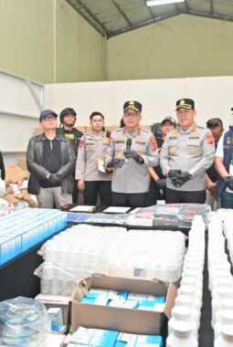 Pabrik Obat Ilegal di Bandung Terbongkar, Lima Orang Ditangkap, Ratusan Ribu Butir Disita
